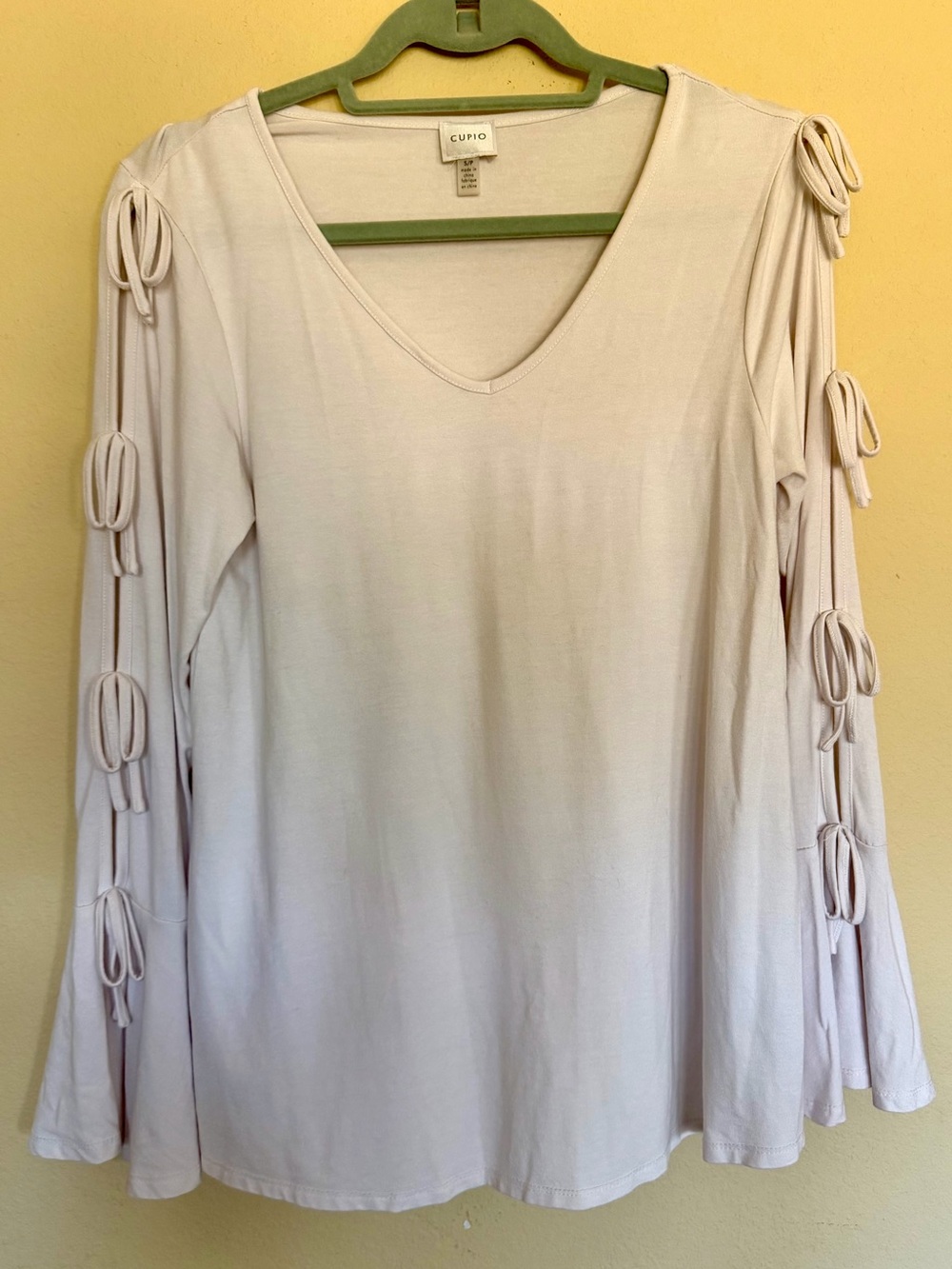 Cupio Shirt cream Open/Bow
Bell Sleeve Blouse V-Neck size small